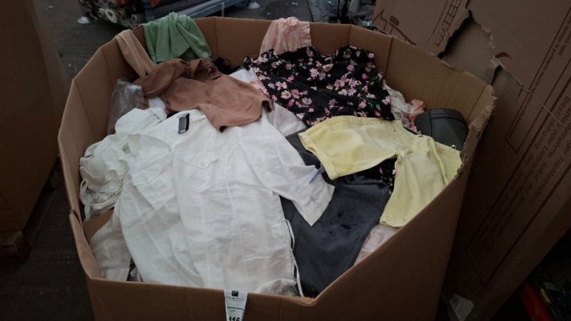 400 + MIXED CLOTHES LOT TO INCLUDE BOOHOO BLOCK RUGBY SHIRT DRESS IN SAGE IN SIZE 18 , AS SHORT DRESS IN BLACK/WHITE IN SIZE 10 , GEORGE JEGGINGS IN GREY ETC ALL IN ONE PALLET BOX