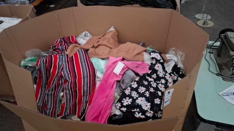 400 + MIXED CLOTHES LOT TO INCLUDE KOOLOOK SLEEVLESS BUTTONED TOP IN BLACK IN SIZE S/M , CASHEL WOOLY JUMPER IN BROWN IN SIZE MEDIUM ETC IN ONE PALLET BOX