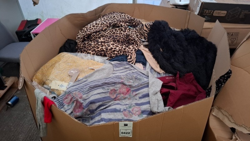 400 + MIXED CLOTHES LOT TO INCLUDE BY SWAN LONGSLEEVED DRESS IN RED IN SIZE SMALL , AZAKA WOOLY JUMPER IN BLACK , CHINO JEANS IN RED IN SIZE 38 ETC ALL IN ONE LARGE PALLET BOX