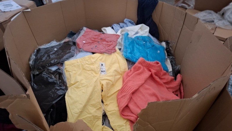 400 + MIXED CLOTHES LOT TO INCLUDE U.S POLO LONG SLEEVED SHIRT IN GREY IN SIZE XXL , TU WOMAN WOOLY JUMPER IN PINK IN SIZE 12 , JEANS IN WHITE IN SIZE 16 ETC IN ONE LARGE PALLET BOX