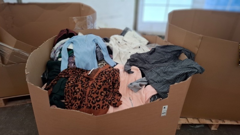 400 + MIXED CLOTHES LOT TO INCLUDE CHERRY KOKO TURTLENECK JUMPER IN LIGHT BLUE , DAPHNEA CARDIGAN IN DARK GREEN IN SIZE S/M , DAPHNEA LEOPARD PRINT CARDIGAN IN SIZE S/M ETC IN ONE LARGE PALLET BOX