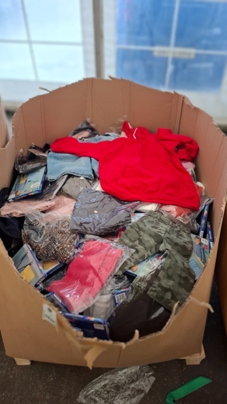 400 + MIXED CLOTHES LOT TO INCLUDE CHOKLATE SLEEVLESS JACKET IN WHITE IN SIZE 40 , JEANS IN BLACK IN SIZE 12 S , JELLY HOODIE IN RED IN SIZE LARGE ETC IN ONE LARGE PALLET BOX