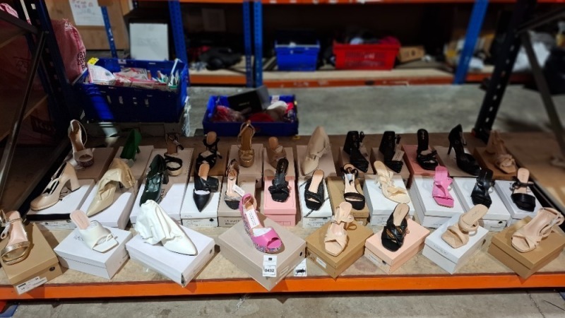 32 X MIXED SHOES LOT TO INCLUDE LA BOTTINE SOURIANTE MID BLOCK HEEL IN BLACK IN SIZE UK 4 , BELLUCCI LOW BLOCK HEEL OPEN TOE IN GOLD IN SIZE UK 5 , IDEAL SHOES HEELED BOOTS IN BEIGE IN SIZE UK 7 ETC OVER A FULL BAY