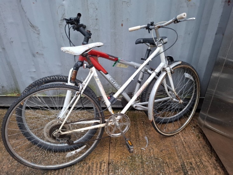 2 X MIXED BIKE LOT CONTAINING BOULDER GIANT MOUNTAIN BIKE IN SIZE 40 CM GEARS 24 , 1 X RALEIGH ROAD BIKE IN SIZE 50 CM 5 GEARS