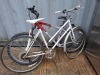 2 X MIXED BIKE LOT CONTAINING BOULDER GIANT MOUNTAIN BIKE IN SIZE 40 CM GEARS 24 , 1 X RALEIGH ROAD BIKE IN SIZE 50 CM 5 GEARS