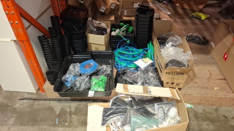 100 X PIECE BRAND NEW MIXED HYDROPONICS GROWING LOT TO INCLUDE VARIOUS DIFFERENT POTS IN DIFFERENT SIZES - HOSE PIPE CONNECTORS - HOSE PIPE - VARIOUS HYDROPONIC FITTINGS AND ACCESSORIES ETC