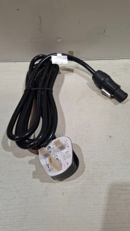 90 X BRAND NEW AMERICAN AUDIO LOCKING MPC TO UK POWER ADAPTERS IN ONE BOX