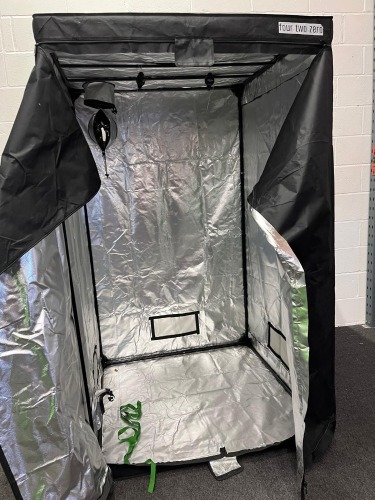 1 X EX DISPLAY FOUR TWO ZERO GROW TENT - HIGHT 2M - WIDTH 1.2M - LENGTH 1.2M -