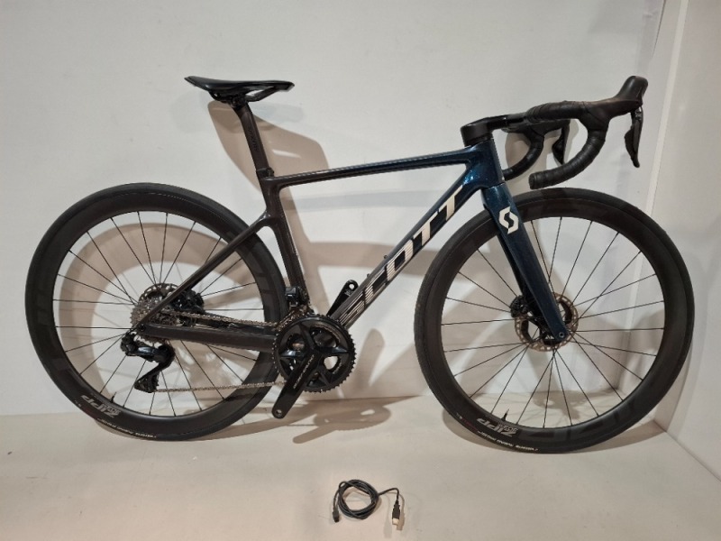 SCOTT ADDICT RC PRO (EU) BIKE MODEL: 286415 SIZE: XS - 48 CM ORIG RRP &pound;8599 ADDICT RC DISC HMX CARBON FRAME ADDICT RC HMX CARBON FORK SHIMANO DURA-ACE DI2 DISC 24 SPEED ZIPP 303S CARBON TUBELESS DISC WHEELS VITTORIA RUBINO PRO TYRES SYNCROS CARBON PARTS (