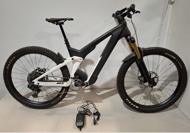 SCOTT PATRON 900 TUNED BIKE - NOTE: FRAME PAINT ONLY CRACKED & UNSERSIDE SCUFF DAMAGE - SEE END 4 IMAGES MODEL: 286513 SIZE: L ORIG RRP &pound;8149 PATRON ERIDE CARBON FRAME FOX 38 FACTORY 160MM FORK FOX NUDE T ERIDE EVOL, 160MM, TWINLOC SRAM X01-GX EAGLE 12 S