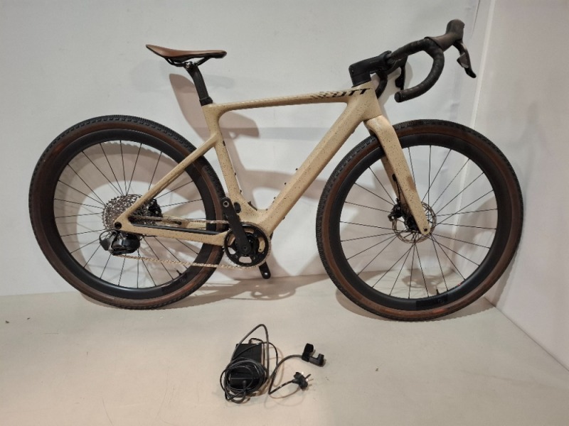 SCOTT SOLACE GRAVEL ERIDE 20 BIKE MODEL: 290625 SIZE: 52 ORIG RRP &pound;6,999 SOLACE ERIDE DISC HMX CARBON FRAME SOLACE ERIDE HMX FORK SRAM RIVAL XPLR ETAP AXS DISC 12 SPEED TQ MID MOTOR DRIVE 50NM MAX TORQUE, 300W SYNCROS CAPITAL 1.0 40E DISC WHEELS SCHWALBE 