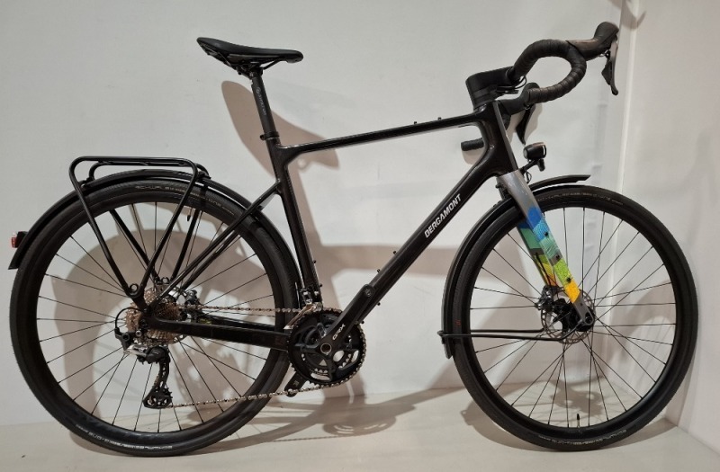 BERGAMONT GRANDURANCE RD ELITE BIKE MODEL: 291080 SIZE: 57 ORIG RRP &pound;3,099 28 INCH, ULTRA LITE HSC CARBON BGM ALLROAD CARBON RIGID FORK, DISC, THRU-AXLE SHIMANO GRX, 2X11 SHIMANO GRX, HYDRAULIC DISC SYNCROS CAPITAL RIMS, SHIMANO DYNAMO HUB SCHWALBE G-ONE 