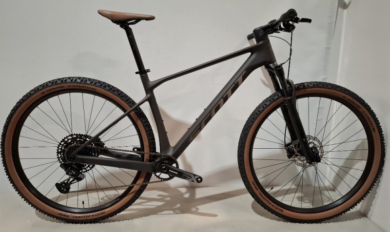SCOTT SCALE 940/925/910 HYBRID BIKE BRAND NEW 910 FRAME MODEL: 290169 SIZE: L ORIG RRP &pound;2,099 SCALE CARBON HMF 910 FRAME ROCKSHOX JUDY 100MM FORK RIDELOC 2 REMOTE SRAM NX-SX EAGLE 12 SPEED SHIMANO DISC BRAKES SCHWALBE SMART SAM TYRES (SEE ALL IMAGES)
