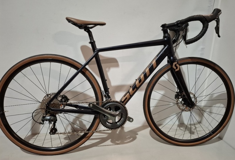 SCOTT SPEEDSTER 20 BIKE MODEL: 280641 SIZE: S ORIG RRP &pound;1,449 SPEEDSTER DISC ALLOY FRAME SHIMANO TIAGRA DISC 20 SPEED SYNCROS RACE 24 DISC RIMS SCHWALBE LUGANO TYRES (SEE ALL IMAGES)