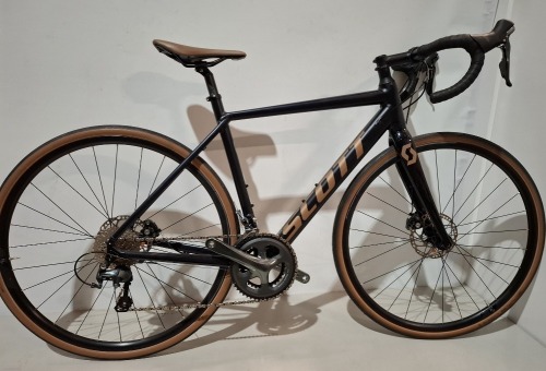SCOTT SPEEDSTER 20 BIKE MODEL: 280641 SIZE: S ORIG RRP &pound;1,449 SPEEDSTER DISC ALLOY FRAME SHIMANO TIAGRA DISC 20 SPEED SYNCROS RACE 24 DISC RIMS SCHWALBE LUGANO TYRES (SEE ALL IMAGES)