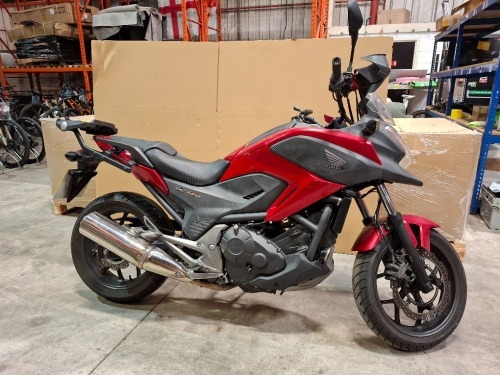 RED HONDA NC 750 XA-E PETROL MOTORCYCLE 745CC REG: LT66 BKE MILES: 15,461 1ST REGISTERED 14/12/2016 MOT UNTIL 28/4/2026 WITH 2 KEYS WITH V5