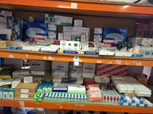 100+ MIXED LIGHTING LOT CONTAINING EMERGENCY LED EXIT LIGHT RECESSED FIXED , KOSNIC EDGE-LIT CIRCULAR LED PANEL DOWNLIGHT , COMPACT FLUORESCENT BLD 10W 4 PIN , AXIOM DOORBELL CHIME BATTERY OPERATED OR WITH TRANSFORMER , AURORA ALUMINIUM IP44 FIXED LOCK RI