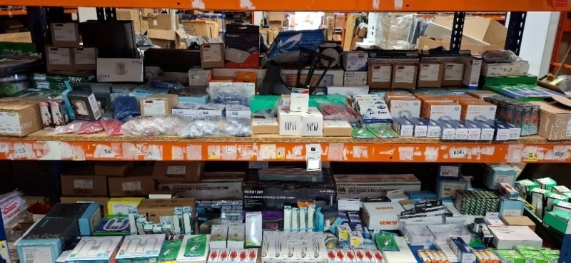 100 + MIXED LIGHTING LOT CONTAINING IP24 OUTDOOR INFRARED HEATER 1300W , LED MAINTAINED /NON - MAINTAINED EMERGENCY RECESSED FITTING , KOSNIC PLUG & PLAY EMERGENCY MODULE 1050IM 9V , DECO 13A FUSED SWITCHED CONNECTION UNIT ETC ON 2 SHELVES