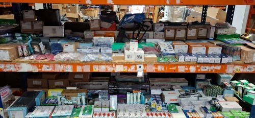100 + MIXED LIGHTING LOT CONTAINING IP24 OUTDOOR INFRARED HEATER 1300W , LED MAINTAINED /NON - MAINTAINED EMERGENCY RECESSED FITTING , KOSNIC PLUG & PLAY EMERGENCY MODULE 1050IM 9V , DECO 13A FUSED SWITCHED CONNECTION UNIT ETC ON 2 SHELVES