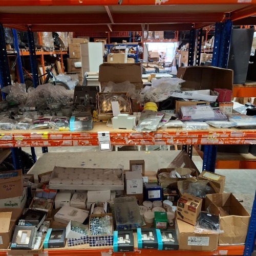 100 + MIXED LIGHTING LOT CONTAINING DECO 13A DP SWITCHED SOCKET OUTLETS , ANSELL TWISTLOCK IP44 DOWNLIGHTS , IP68 WAY CABLE CONNECTORS , 50A DP PULL SWITCH , VANTAGE 32 TONE SPATIAL SOUNDER , SAXBY HEATGUARD SMALL ETC ON 2 SHELVES
