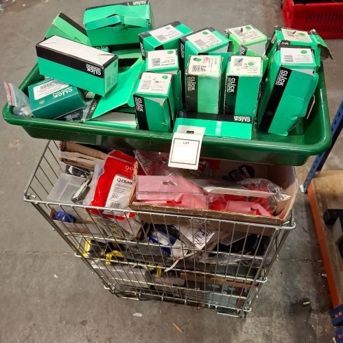 100 + MIXED LIGHTING COMPONENTS LOT CONTAINING 13A FUSED CONNECTION UNIT SWITCHED , 10AX 3 POSITION SWITCH - POLAR , 13A RESISTIVE 10AX DP POLAR SWITCH MODULE , METAL CLAD 3 GANG 2 WAY 10AX PLATE SWITCH , 2 GANG GRID PLATES , RAISED COUNTER SUNK MACHINE 