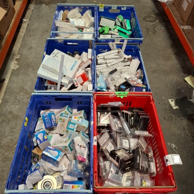 200 + MIXED LIGHTING COMPONENTS LOT CONTAINING ENHANCE RANGE GANG MASTER TELEPHONE SOCKETS , SINGLE BLANK ROUND EDGE SATIN STAINLESS STEEL PLATES , MEGAMAN LED CLASSIC LED 4000K BULBS IN COOL WHITE , BELL LIGHTING 6W T5 3500K IN WHITE TRIPHOSPHOR S , FLY 