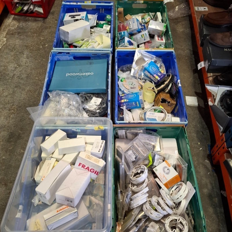 200 + MIXED LIGHTING COMPONENTS LOT CONTAINING NESO UP/DOWN WALL LIGHTS , IP66 WEATHERPROOF TIME DELAY SWITCH , BELL LIGHTING PRO LED GLS FILAMENT LAMP , MEGAMAN LED R80 LED , ENLITE EDLMPRO COMPATIBLE WITH GU10 LAMP , 4 GANG 10AMP 2WAY SWITCH SATIN ENHAN