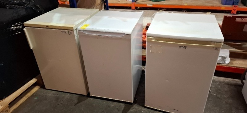 3 X PIECE MIXED LOT TO INCLUDE 1X HOTPOINT FIRST EDITION FREEZER - 1X IGNIS SMALL FRIDGE - 1X UNKNOWN WHITE FRIDGE