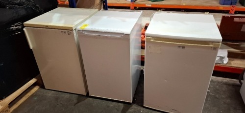 3 X PIECE MIXED LOT TO INCLUDE 1X HOTPOINT FIRST EDITION FREEZER - 1X IGNIS SMALL FRIDGE - 1X UNKNOWN WHITE FRIDGE