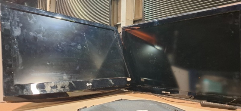 2 X PIECE MIXED LOT TO INCLUDE 1X SAMSUING TV 36 INCH - 1X LG 36 INCH TV