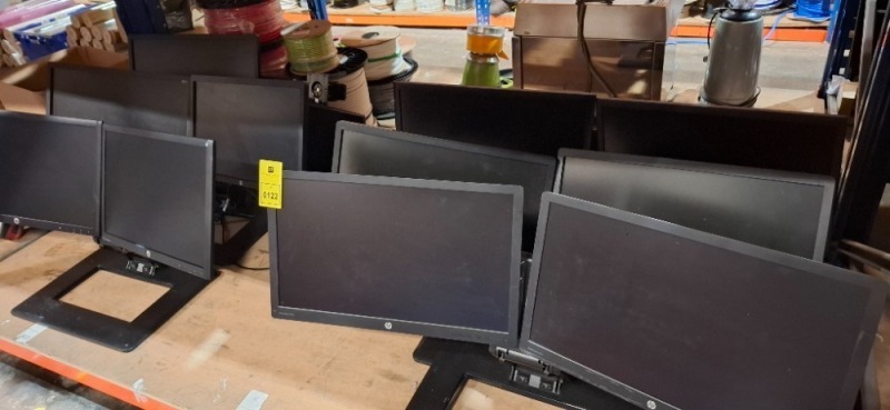 12 X MIXED HP COMPUTER SCREENS ON DOUBLESTANDS