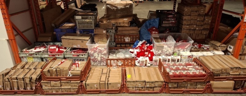 5000 + MIXED CHRISTMAS LOT TO INCLUDE CHRISTMAS THEMED ENGLAND FLAGS , ENGLAND SANTA BEER GLASSES , SANTA SUPPORTS ENGLAND CHRISTMAS HATS , FOOTBALL CHRISTMAS STRING LIGHTS 3XXL BAY