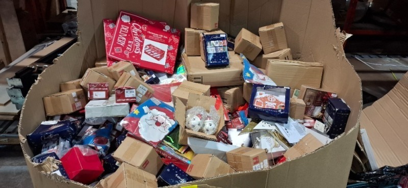 LARGE AMOUNT OF MIXED CHRISTMAS LOT TO INCLUDE 50 ASSORTED CHRISTMAS CARDS - 10 VERSIONS , 100 FOIL GIFT LABELS , 3D GINGERBREAD HOUSE CARDS ETC IN ONE FULL PALLET