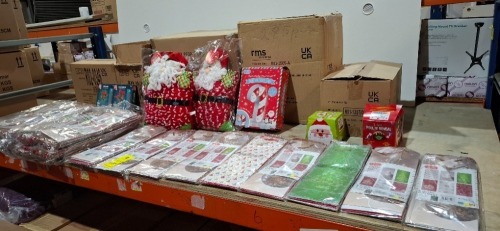 285 X BRAND NEW MIXED CHRISTMAS LOT TO INCLUDE 204 BOTTLE GIFT BAGS , 11 PEEL AND REVEAL SANTA/ELF , 12 TREE AND CANDY LIGHT UP SIGNS , 13 SANTA CUSHIONS AND 45 XMAS BLOCK TECH MISTLETOE ON A FULL BAY