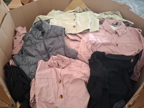400 + MIXED CLOTHING LOT TO INCLUDE JANINA BODY WARMER IN GREY IN SIZE 4XL , EXOTIC JEANS IN RED IN UNKNOWN SIZE , FAUX FUR COAT IN BLACK IN SIZE SMALL ETC IN ONE PALLET BOX