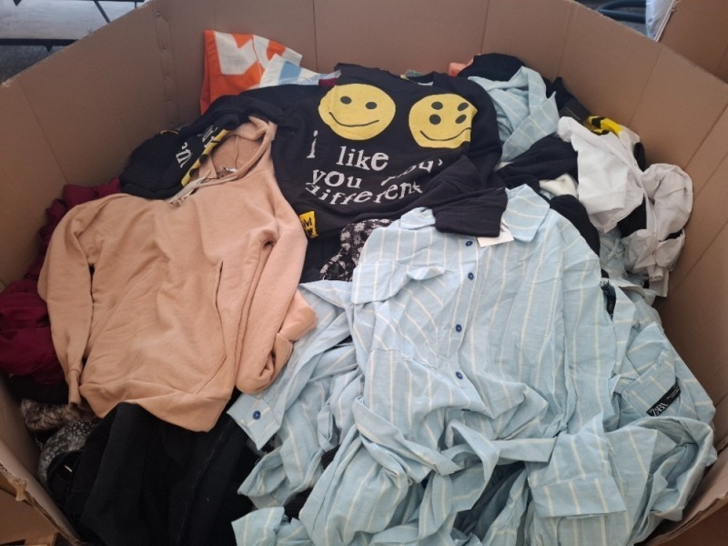 400 X MIXED CLOTHING LOT CONTAINING, ZARA DRESS IN BLUE AND WHITE IN SIZE SMALL, CREP WOMANS CARDIGAN IN BLACK IN SIZE MEDIUM, CARNAVALE HOODIE IN BEIGE IN SIZE SMALL, ETC, (1 PALLET BOX)