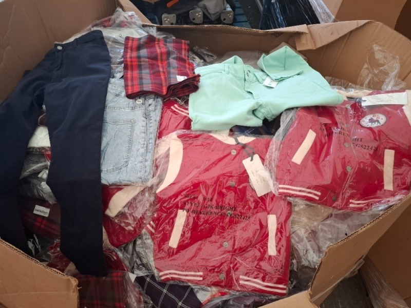 400 X MIXED CLOTHING LOT CONTAINING, BRAVE SOUL JACKET IN RED AND WHITE IN ONE SIZE, SUPER SKINNY JEANS IN TEAL IN SIZE 12, M&S JEANS IN NAVY BLUE IN SIZE 12, ETC, (1 PALLET BOX)