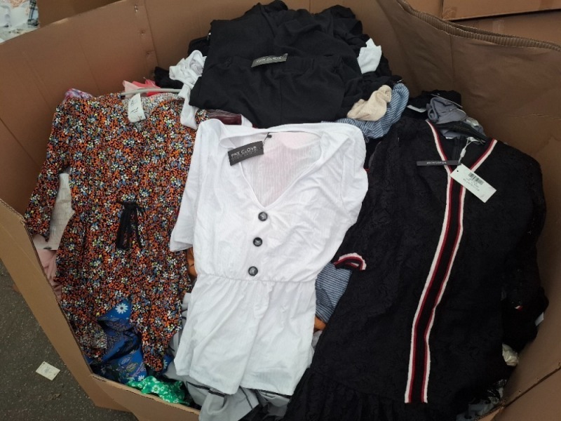 400 X MIXED CLOTHING LOT CONTAINING, PINK CLOTHE TOP IN WHITE IN SIZE 16UK, SMITH COLLECTION TURTLE NECK TOP IN PINK IN SIZE 20, ACTUEL TOP IN FLORAL IN SIZE MEDIUM, ETC, ( 1 PALLET BOX)