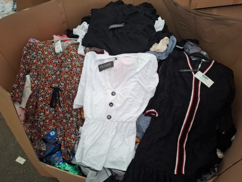 400 X MIXED CLOTHING LOT CONTAINING, PINK CLOTHE TOP IN WHITE IN SIZE 16UK, SMITH COLLECTION TURTLE NECK TOP IN PINK IN SIZE 20, ACTUEL TOP IN FLORAL IN SIZE MEDIUM, ETC, ( 1 PALLET BOX)