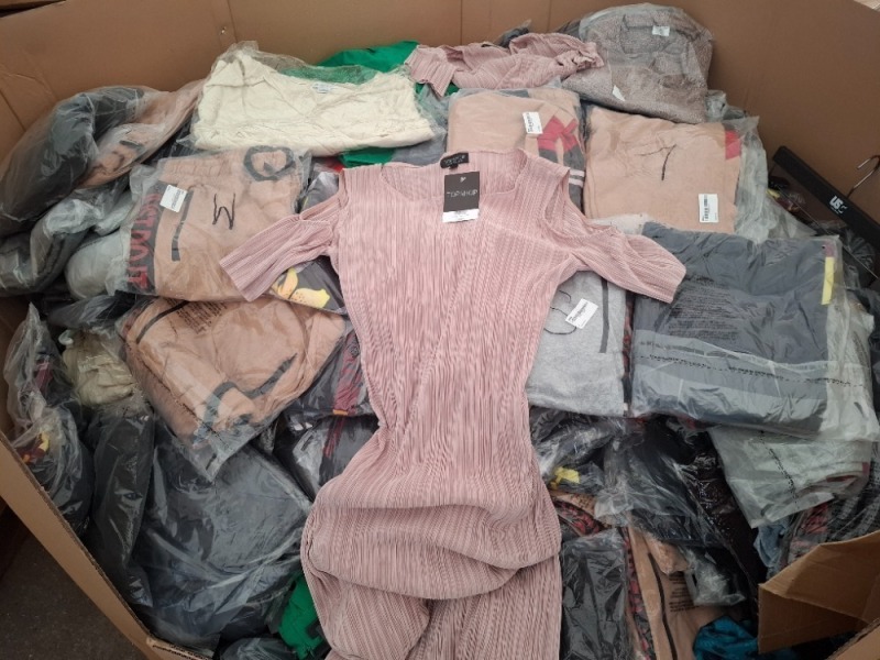 400 X MIXED CLOTHING LOT CONTAINING, JUST WEAR JOGGING BOTTOMS IN DARK GREY IN SIZE XL, TOPSHOP DRESS IN PINK IN SIZE 10UK, ZARA BASIC PANTS IN GREEN IN SIZE MEDIUM, ETC, (1 PALLET BOX)