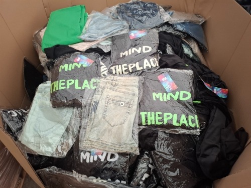 400 X MIXED CLOTHING LOT CONTAINING, I LOVE HOLALA PYJAMA SET IN BLACK IN ONE SIZE, UNBRANDED TROUSERS IN GREEN IN SIZE LARGE, UNBRANDED TROUSERS IN LIGHT BLUE IN SIZE 12, ETC, (1 PALLET BOX)