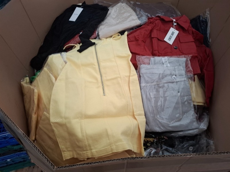 400 X MIXED CLOTHING LOT CONTAINING, BY SWAN SKIRT IN BLACK IN SIZE M/L, UNBRANDED TROUSERS IN LIGHT BROWN IN SIZE LARGE, SAINT GENIS JACKET IN RED IN SIZE 6, ETC, (1 PALLET BOX)