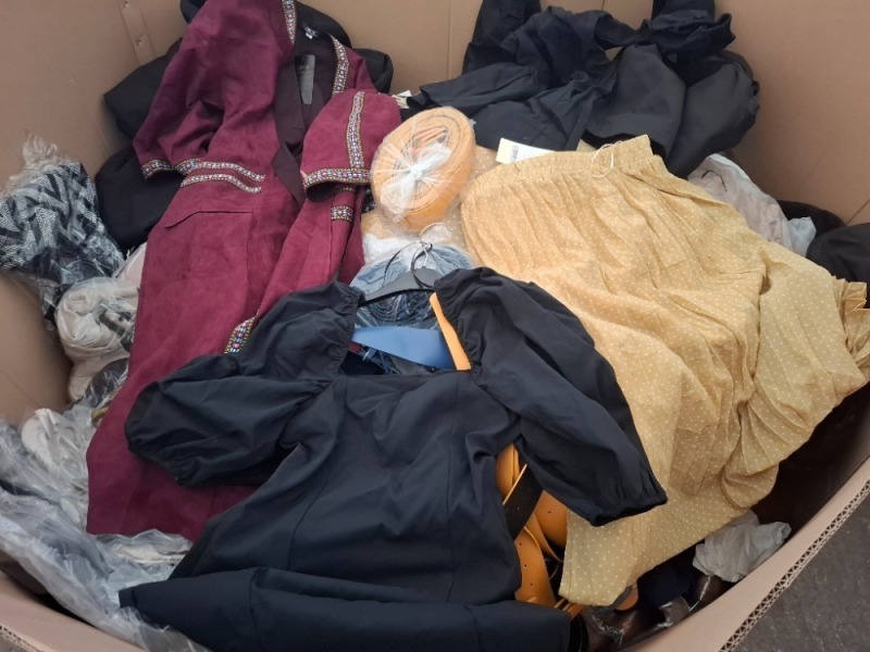 400 X MIXED CLOTHING LOT CONTAINING, PORT / AUTHORITY WINTER JACKET IN BLACK IN SIZE SMALL, NEW LOOK TOP IN BLACK IN SIZE 10UK, HJ ROBE IN BURGUNDY IN SIZE SMALL, ETC, (1 PALLET BOX