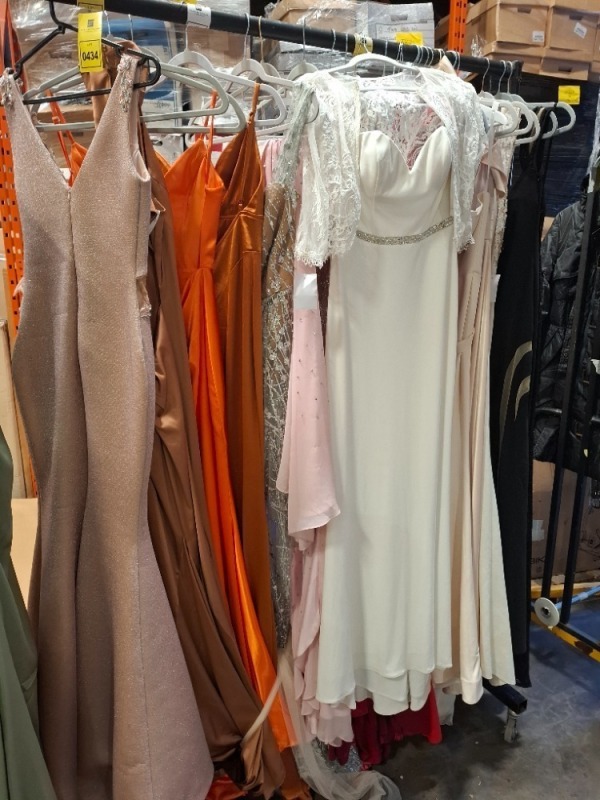27 X MIXED BRIDESMAID DRESSES LOT CONTAINING, SHERRI HILL IN MOCHA IN SIZE 2, PASTICHE COUTURE IN ONE SIZE IN BURGUNDY, MASCARA IN WHITE IN SIZE 8UK, ETC (NOTE SOME STILL HAVE SECURITY TAGS)