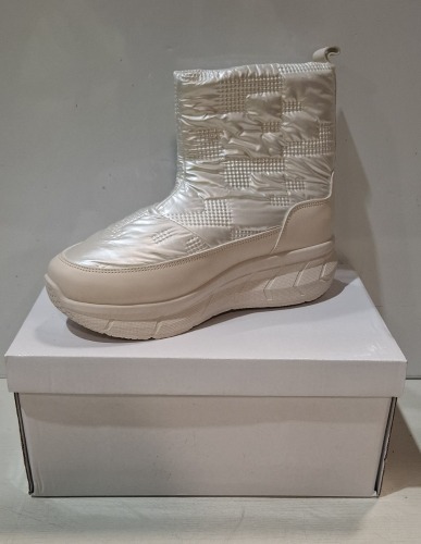 36 X BRAND NEW MOON BOOTS IN APRICOT IN SIZE 6 ALL IN 3 BOXES