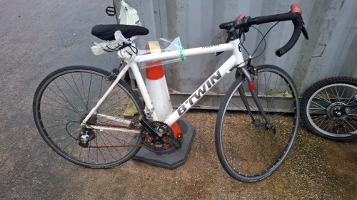 1 X B- TWIN TRIBAN 300 ROAD BIKE - SIZE 53 CM - GEARS 24