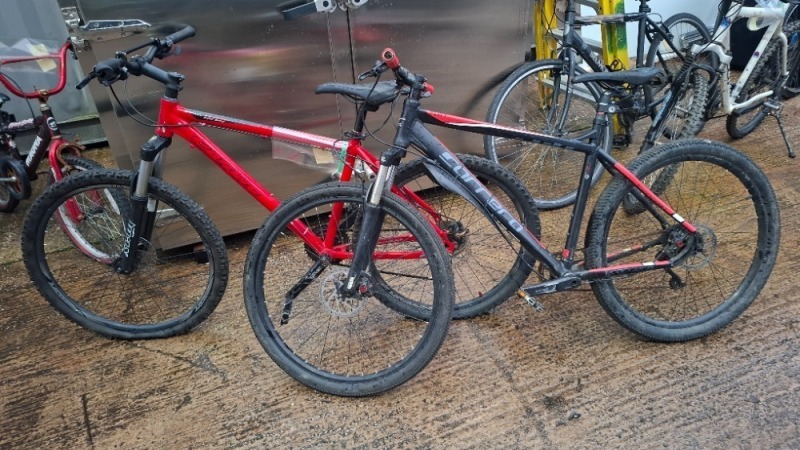 2 X CARRERA MOUNTAIN BIKE LOT CONTAINING 1 X RED CARRERA VULCAN - SIZE 48 CM - GEARS 24 1 X BLACK CARRERA FORY - SIZE 54 - GEARS 9