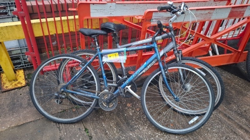 2 X MIXED BIKE LOT CONTAINING 1 X APOLLO CX BIKE - SIZE 54 CM - GEARS 21 1X SPECIALIZED EXPEDITION BIKE - SIZE 50 - GEARS 24