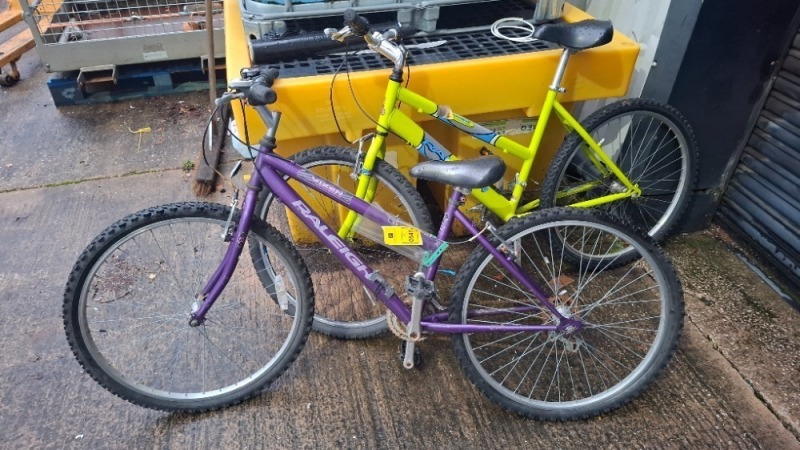 2 X MIXED BIKE LOT CONTAINING 1 X RALEIGH VIXEN BIKE - SIZE 43 CM - GEARS 18 1X RALEIGH MAX BIKE - SIZE 47 CM - GEARS 15