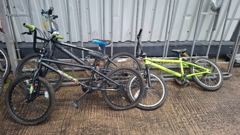 3 X MIXED KIDS BIKE LOT CONTAINING 1 X SAXON FREESTLER AMX BIKE 1X TRAX 1 X 8BALL BMX BIKE